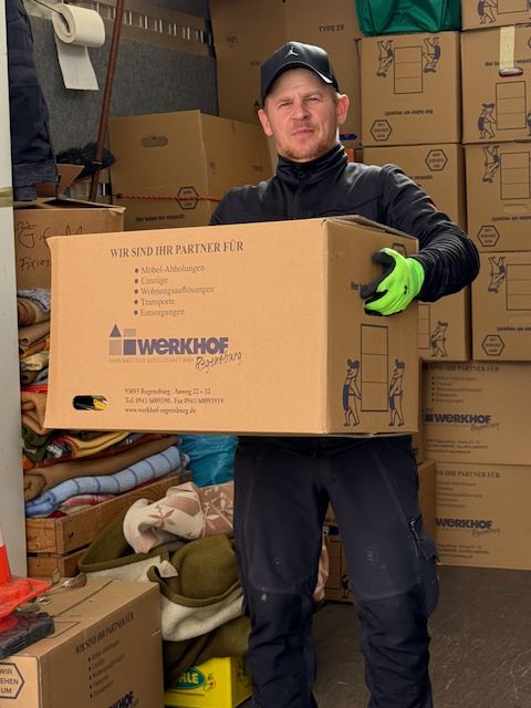 Ein Werkhof-Mitarbeiter beim Ausladen des Umzugsguts für das Leonhard-Kaiser-Haus.