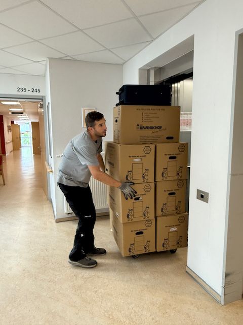 Sorgfältig unterwegs – unser Umzugsservice beim Transport der Kartons.
