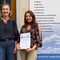 Rebeca Neubacher (rechts) präsentiert stolz ihre Urkunde zur Klassenbesten – gemeinsam mit Lydia Faltermeier, Prokuristin und Verwaltungsleitung im Werkhof Regensburg.