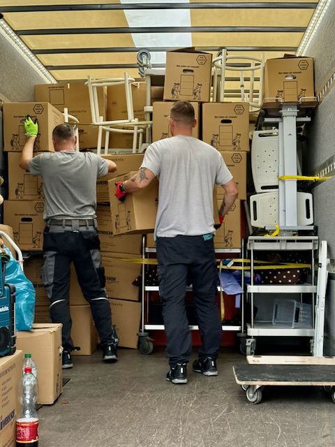 Sicheres Verstauen der Kartons im LKW.