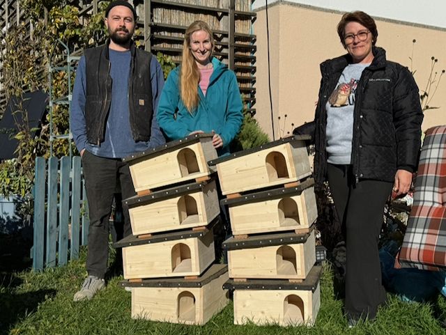 Acht Igelhäuser wurden an die Igelschutzhilfe übergeben
