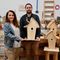 auf dem Bild zu sehen ist Künstlerin Edeltraut Zimmermann, die die Vogelhäuser von Josef Prawica in Empfang nimmt