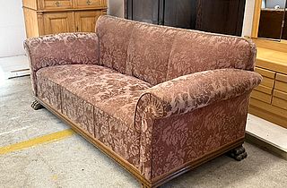 Als Beispiel zu sehen ist eine altrosa farbene Couch im Gebrauchtwarenhaus