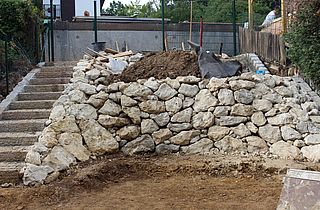 Errichtung einer Trockenmauer