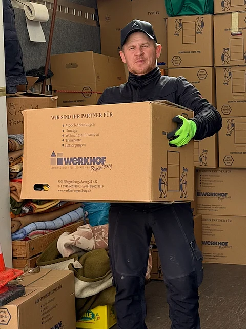 Ein Werkhof-Mitarbeiter beim Ausladen des Umzugsguts für das Leonhard-Kaiser-Haus.