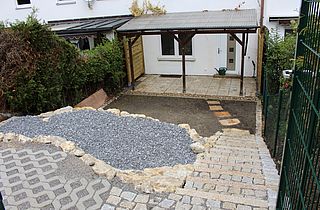 Trittplatten mit Polygonalplatten verlegt