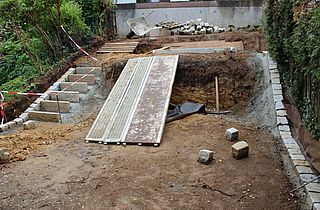 Randsteineinfassung mit Granit Großsteinpflaster und Granit Leistensteine im Stufenbereich