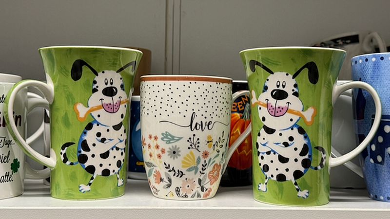 Im Flohmarkt des Gebrauchtwarenhauses Regensburg findet sich auch Porzellan wie diese drei Kaffeetassen.