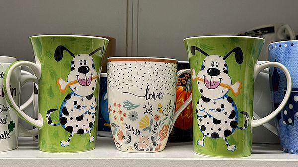 Im Flohmarkt des Gebrauchtwarenhauses Regensburg findet sich auch Porzellan wie diese drei Kaffeetassen.