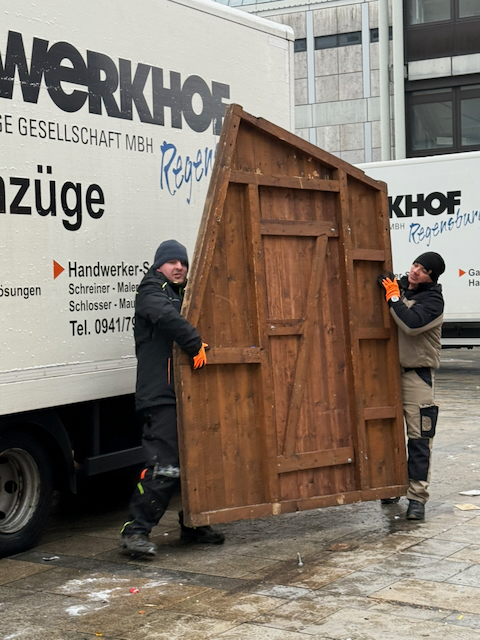 Werkhof-Geschäftsführer Dr. Michael Reil hilft beim Abbau und Verladen der Buden. Die einzelnen Budenteile sind schwer und müssen sorgfältig gehandhabt werden.