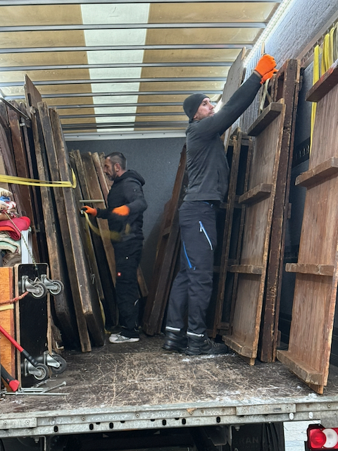 Die einzelnen Budenteile werden auf dem LKW fixiert, damit beim Transport nichts verrutscht.