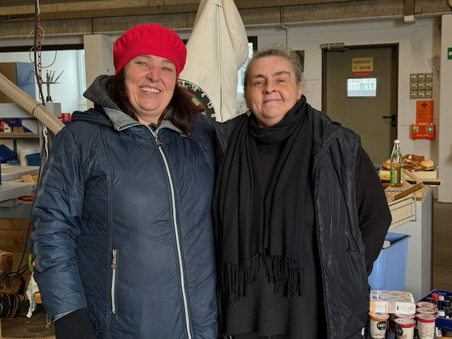 Die Mitarbeiterinnen der Personalabteilung, Brigitte Goß (links) und Sieglinde Kachler, verteilen Essen und Getränke an die Helfer beim Abbau der Weihnachtsbuden.