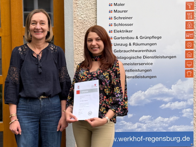 Rebeca Neubacher (rechts) präsentiert stolz ihre Urkunde zur Klassenbesten – gemeinsam mit Lydia Faltermeier, Prokuristin und Verwaltungsleitung im Werkhof Regensburg.