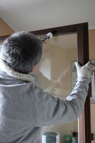 Holzfensterrahmen lasieren