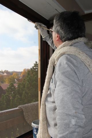 Holzfensterrahmen lasieren
