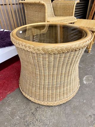 Korbtisch mit Glasplatte