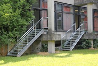 Notausgang Treppe verzinkt mit doppelseitigem Handlauf