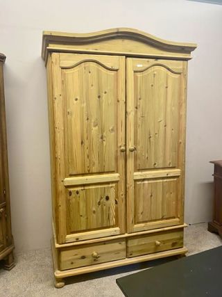 Schrank zwei-türig