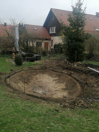 Teichfläche mit Bagger ausgehoben und modelliert