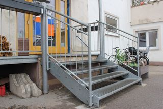 Podest mit Treppe und Handlauf verzinkt