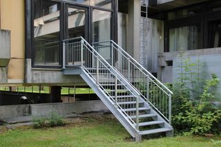 Treppe verzinkt mit doppelseitigem Handlauf