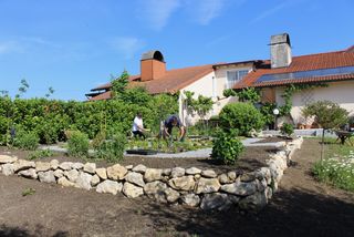 Trockensteinmauer als Geländeausgleich