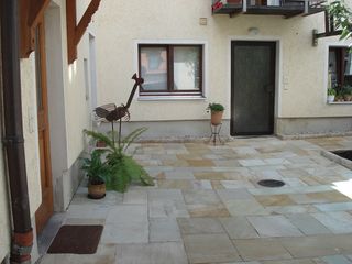 Innenhof mit Naturplatten ausgelegt